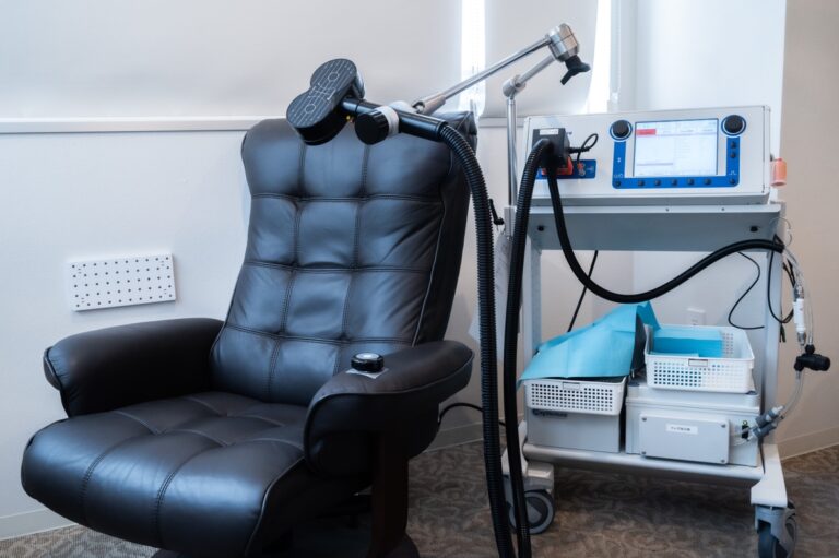 神奈川ルームのTMS治療機器